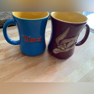 Vintage Looney Tunes mugs. Used but new condition. Wile E. Coyote and Taz .